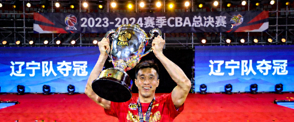 CBA总决赛颁奖典礼 - 辽宁队球员举起冠军奖杯