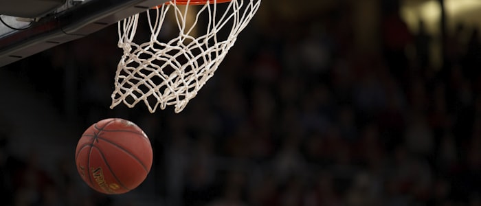 NBA季后赛比赛现场 - 球员激烈对抗