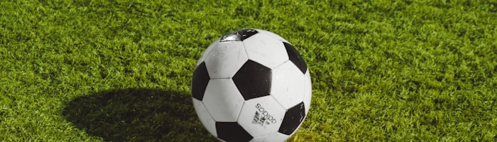 网球大满贯比赛新闻配图 - 运动员在红土场上击球